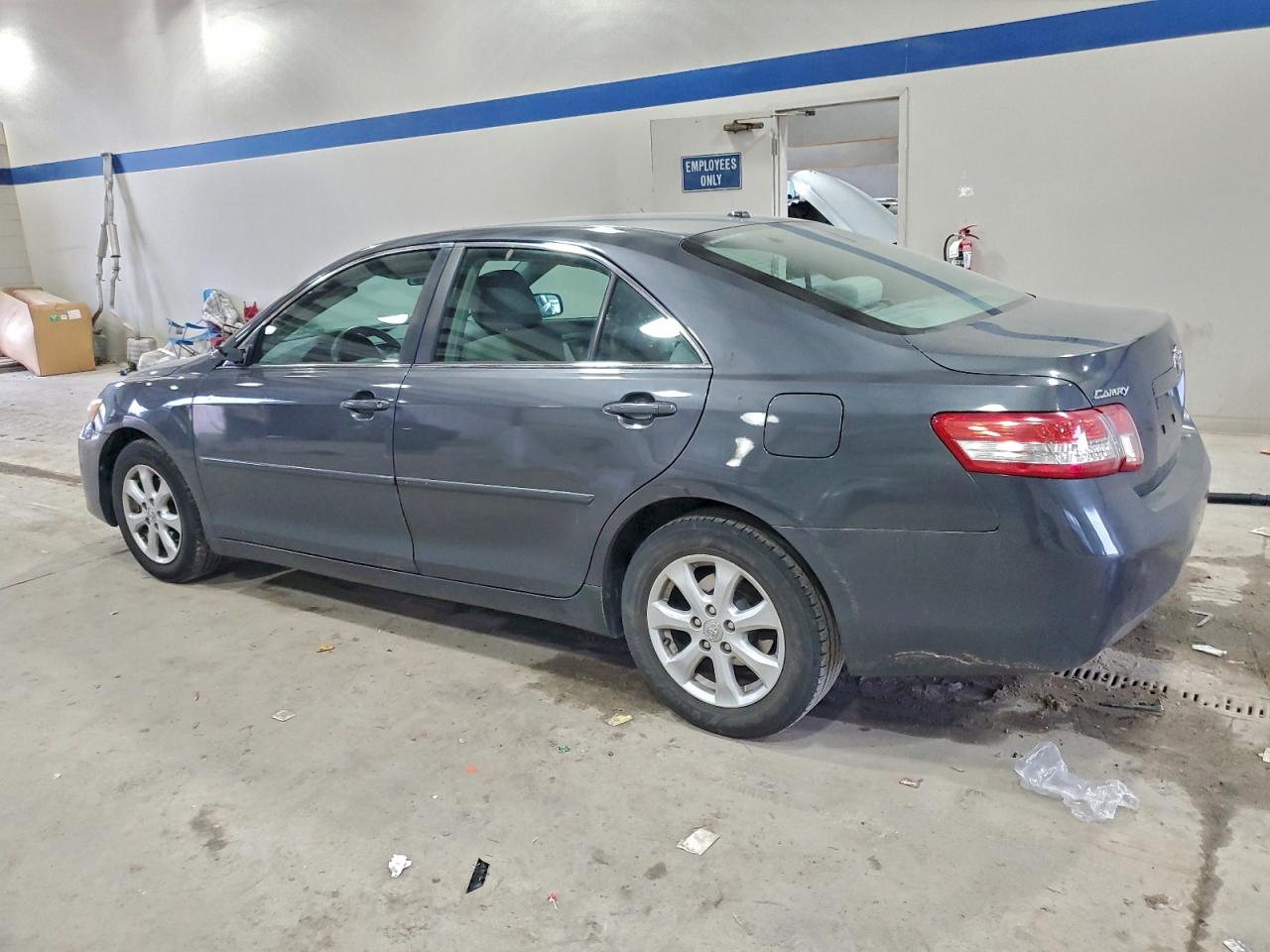 2011 TOYOTA CAMRY BASE photo 3