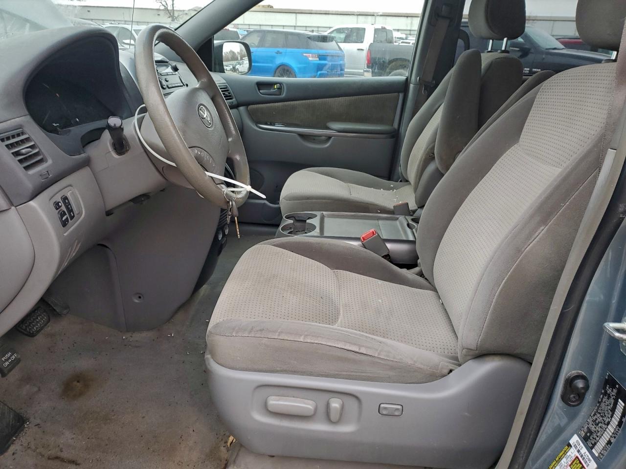 2008 TOYOTA SIENNA LE photo 7