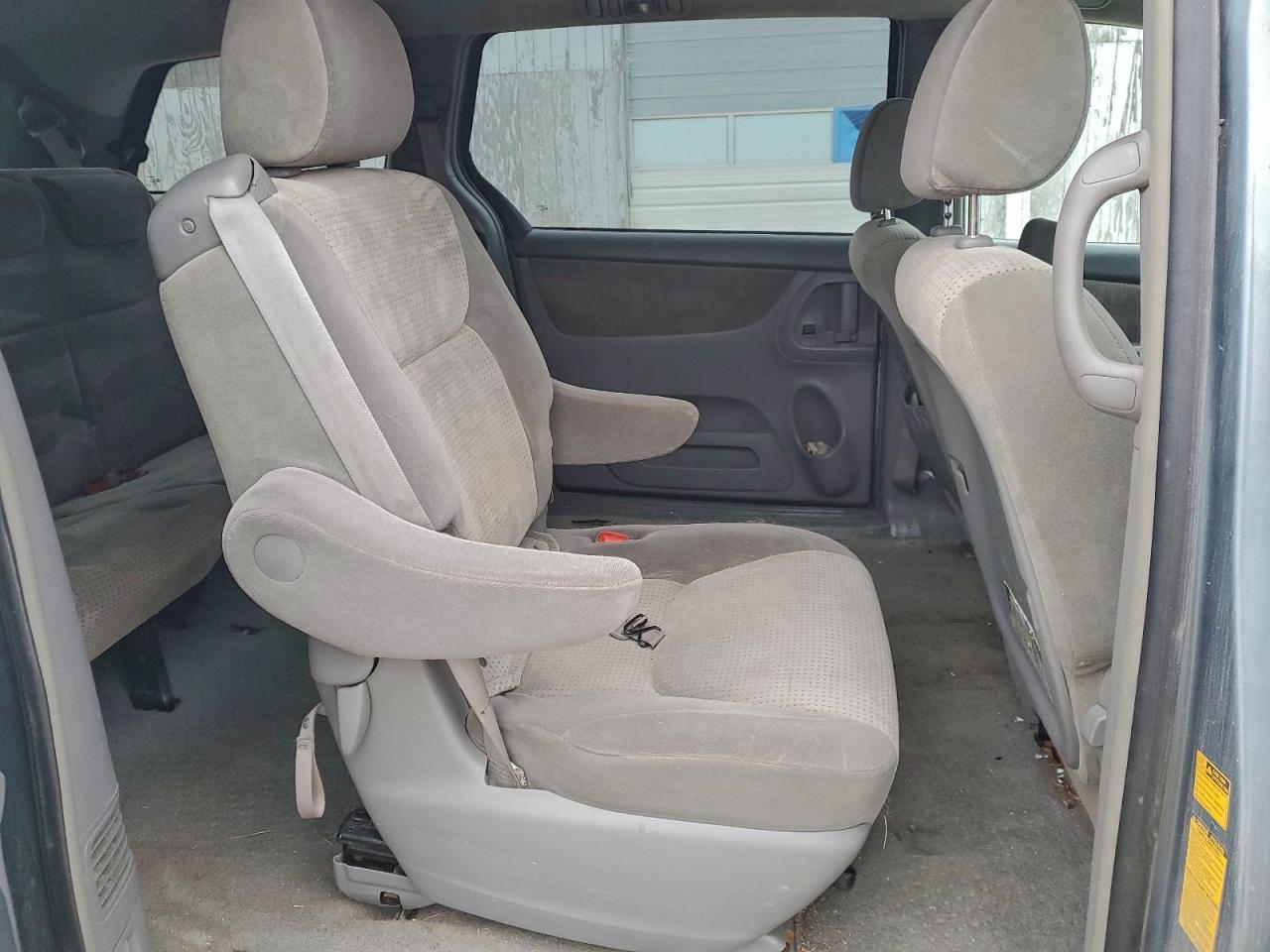 2008 TOYOTA SIENNA LE photo 11