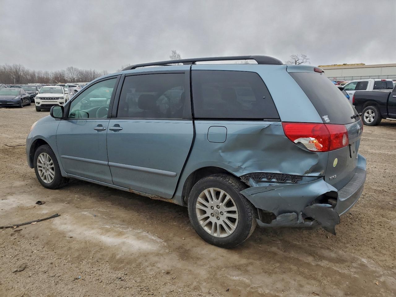 2008 TOYOTA SIENNA LE photo 2