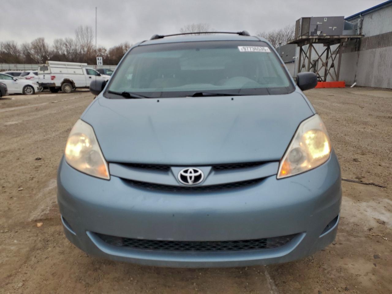 2008 TOYOTA SIENNA LE photo 5