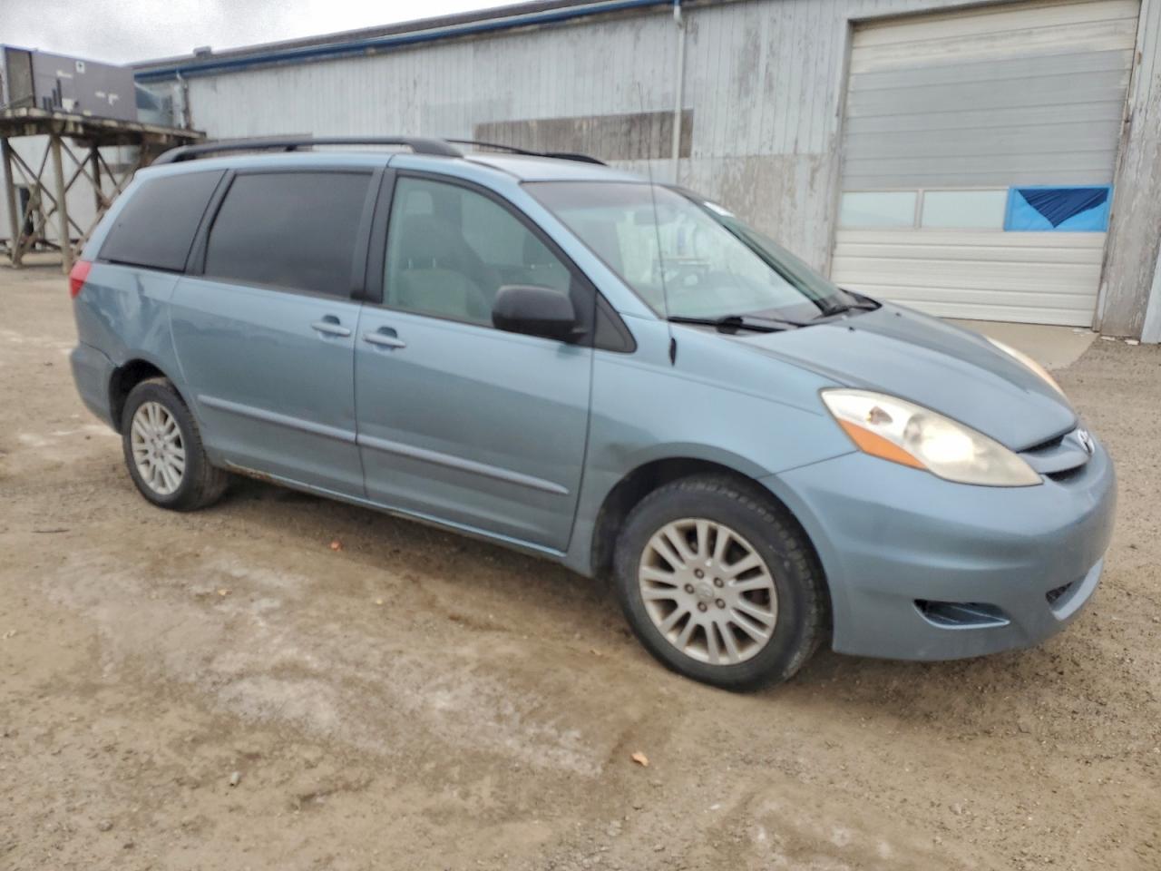 2008 TOYOTA SIENNA LE photo 4
