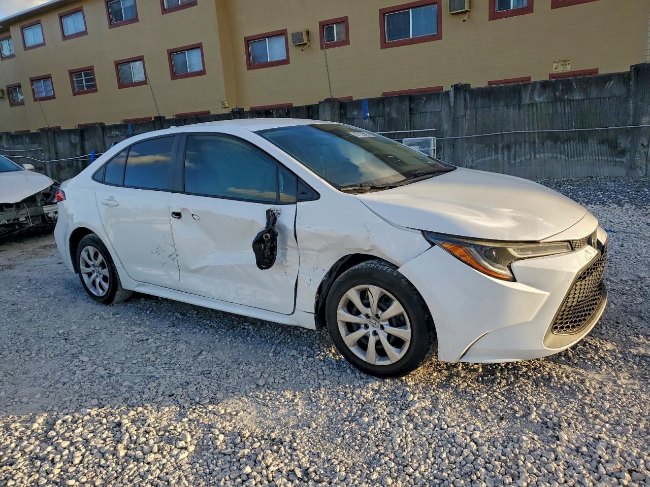 2021 TOYOTA COROLLA LE photo 4