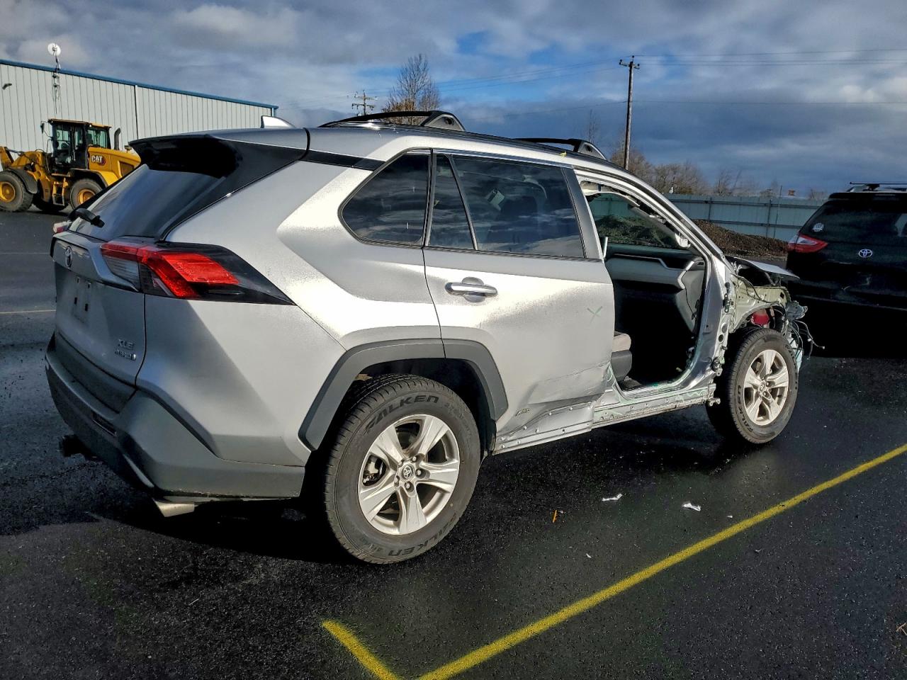 2021 TOYOTA RAV4 XLE photo 3