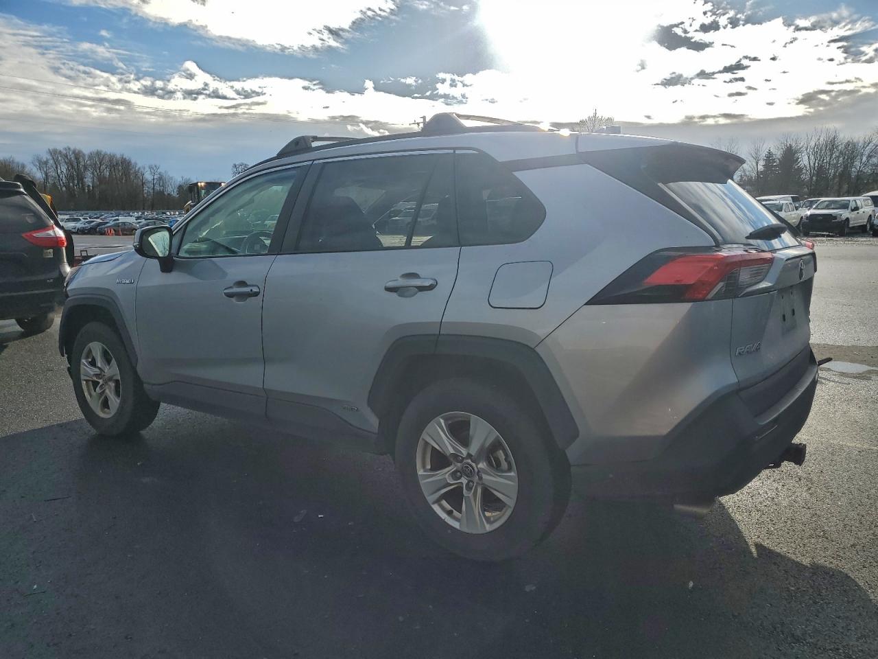 2021 TOYOTA RAV4 XLE photo 2