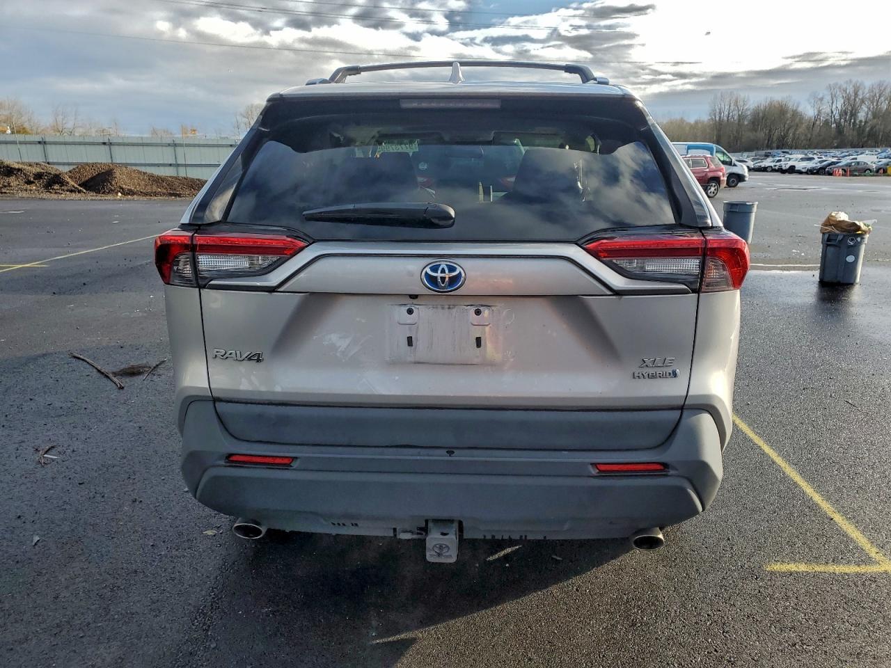 2021 TOYOTA RAV4 XLE photo 6