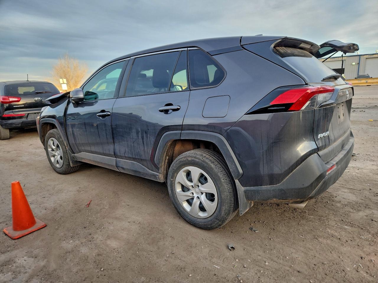 2022 TOYOTA RAV4 LE photo 3