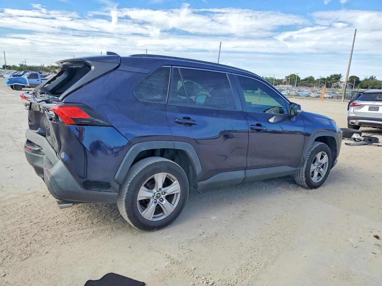 2019 TOYOTA RAV4 XLE photo 3