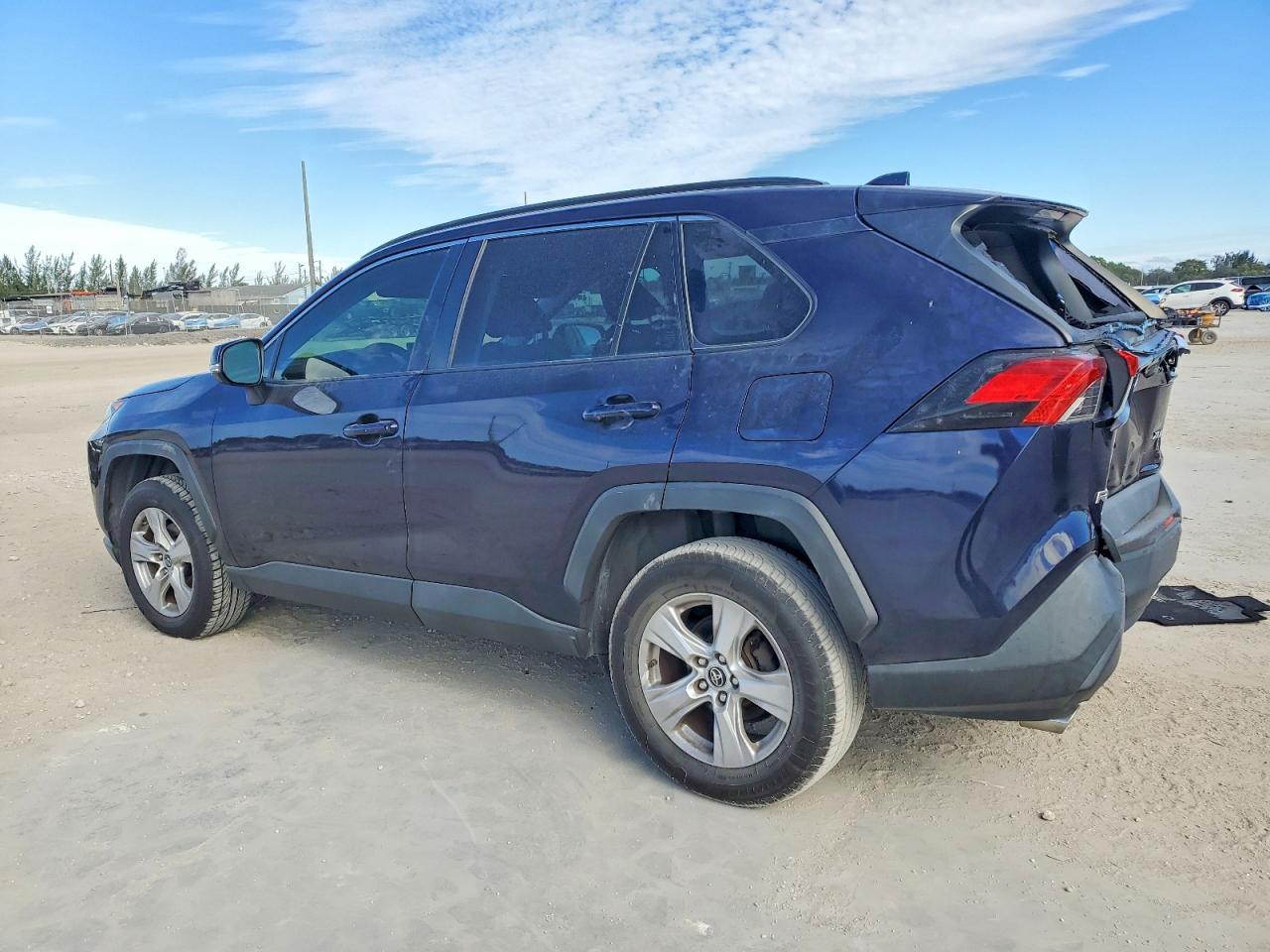 2019 TOYOTA RAV4 XLE photo 2