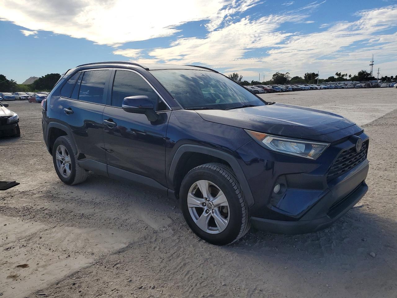 2019 TOYOTA RAV4 XLE photo 4