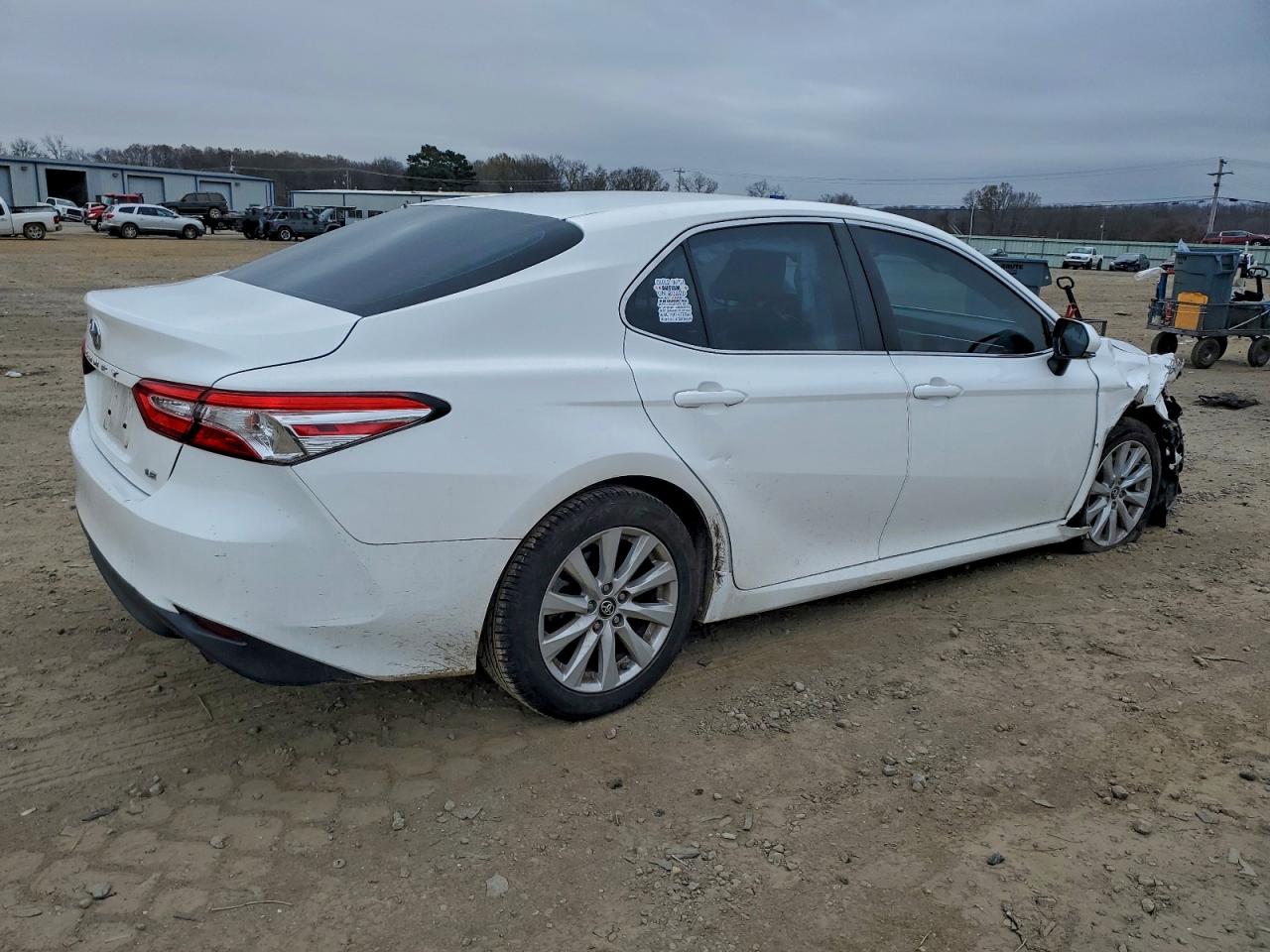 2018 TOYOTA CAMRY L photo 3