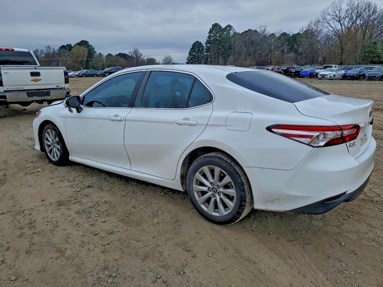 2018 TOYOTA CAMRY L photo 2