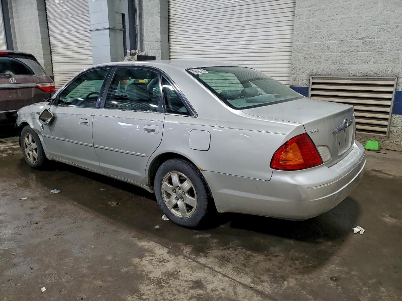 2002 TOYOTA AVALON XL photo 2