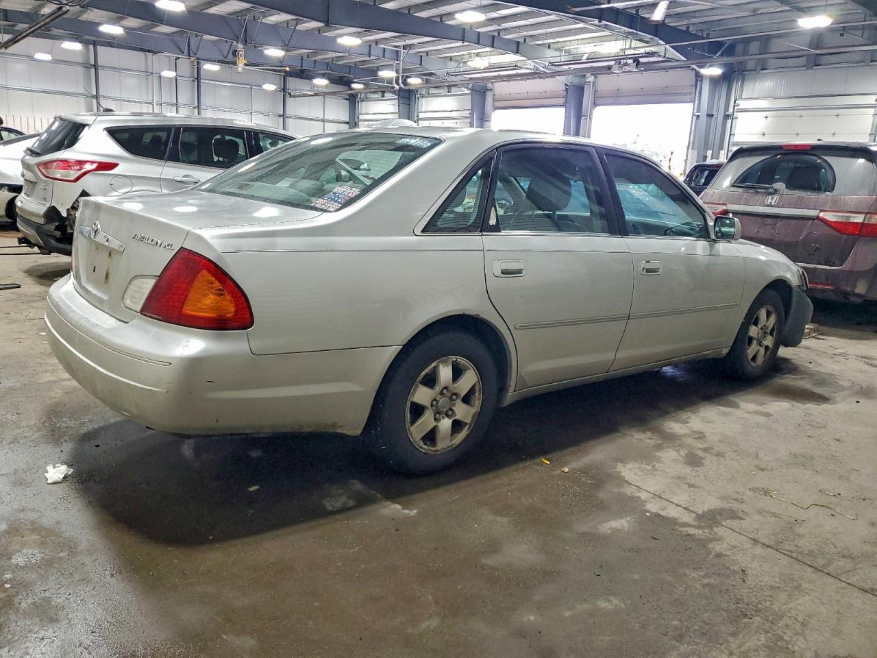 2002 TOYOTA AVALON XL photo 3