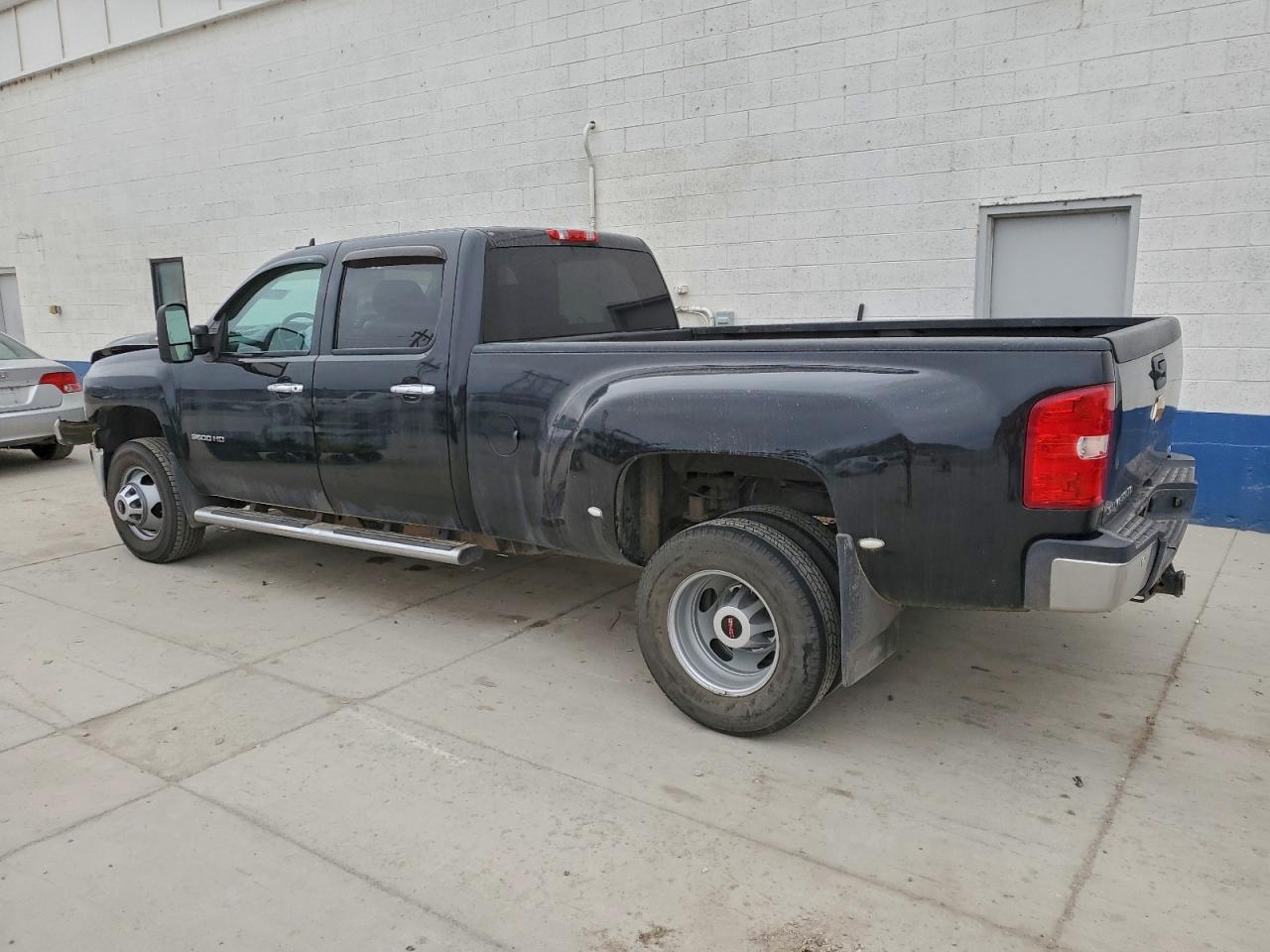 2014 CHEVROLET SILVERADO K3500 LTZ photo 2