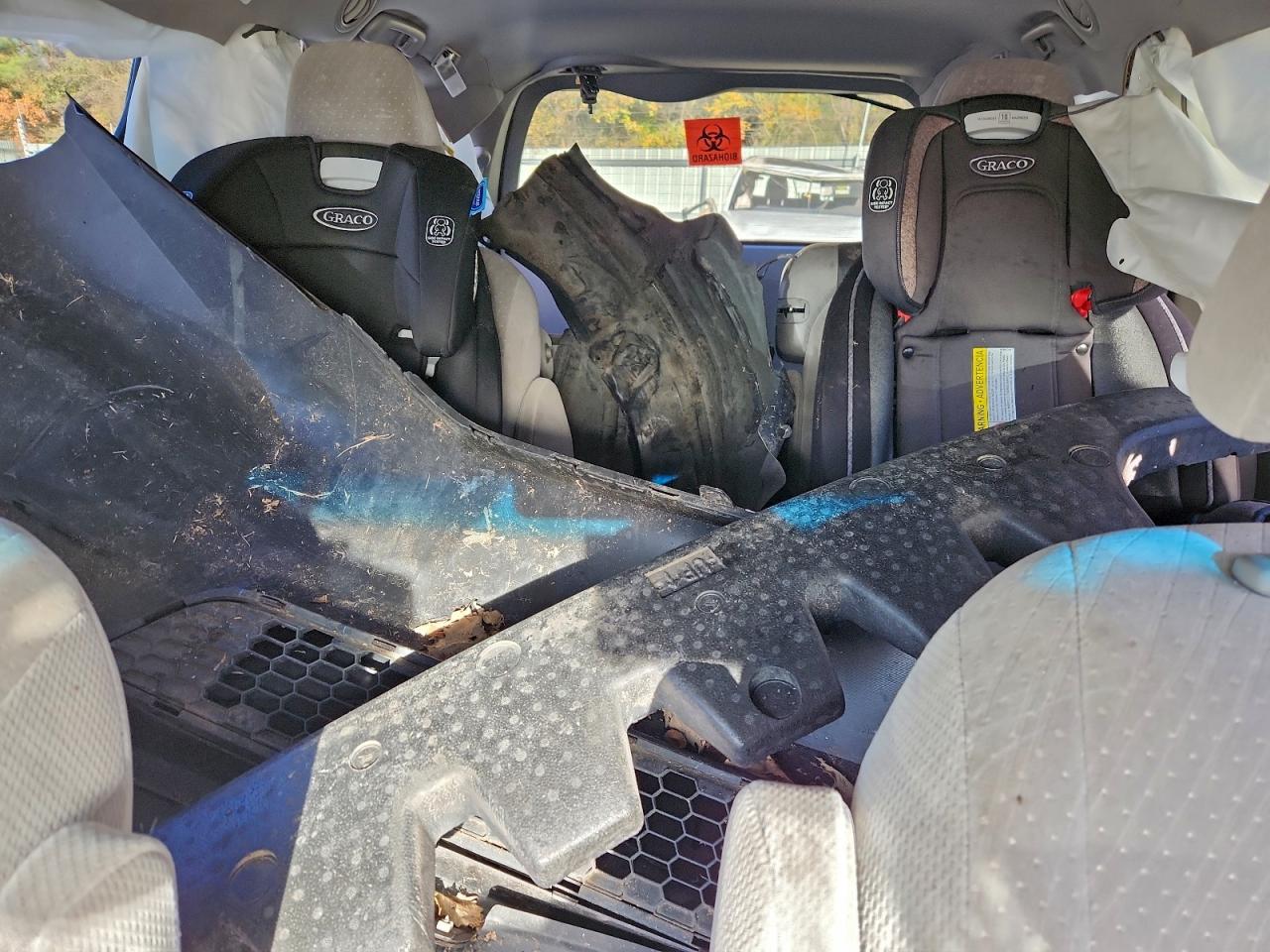 2017 TOYOTA SIENNA LE photo 10