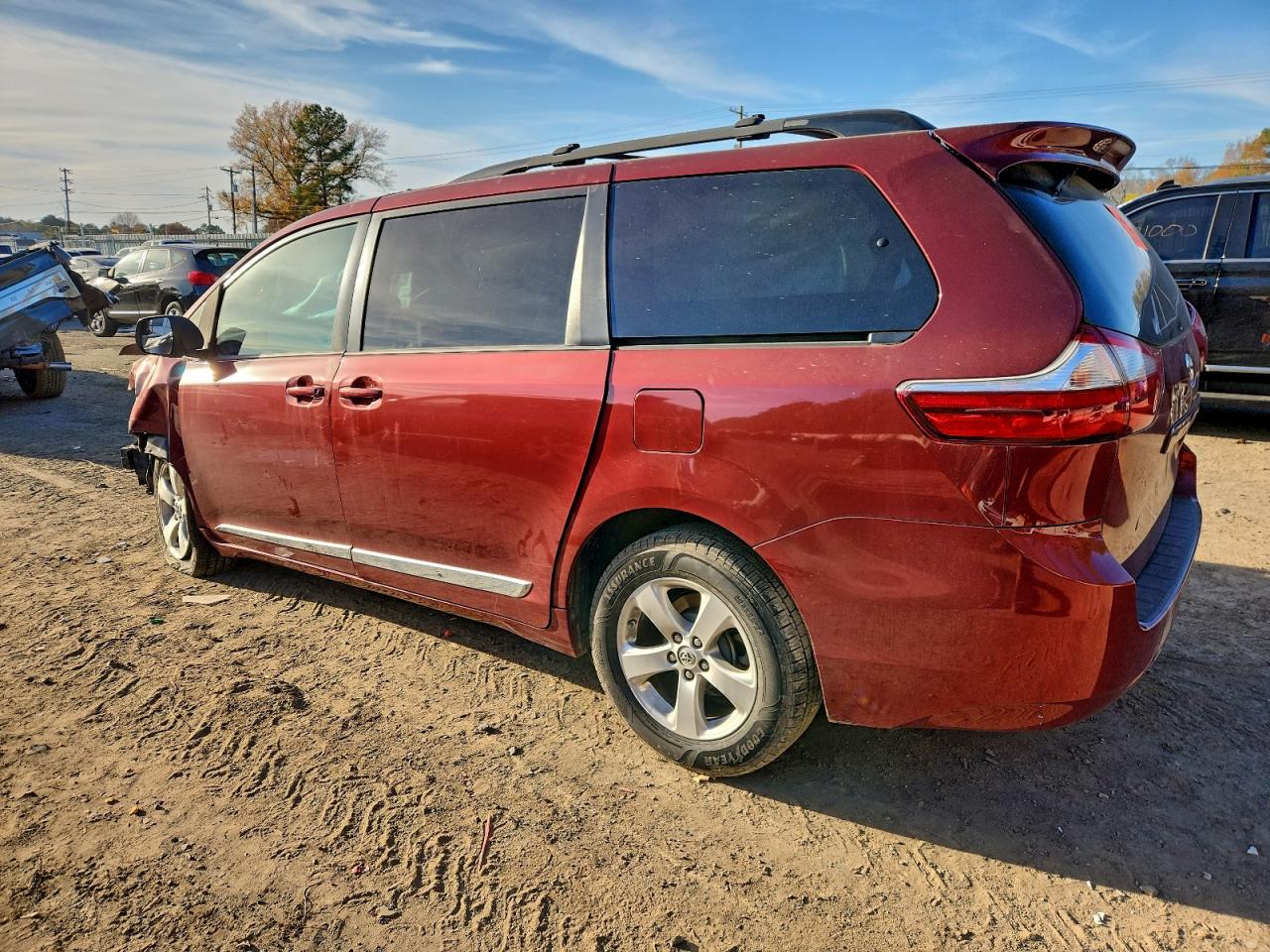 2017 TOYOTA SIENNA LE photo 2