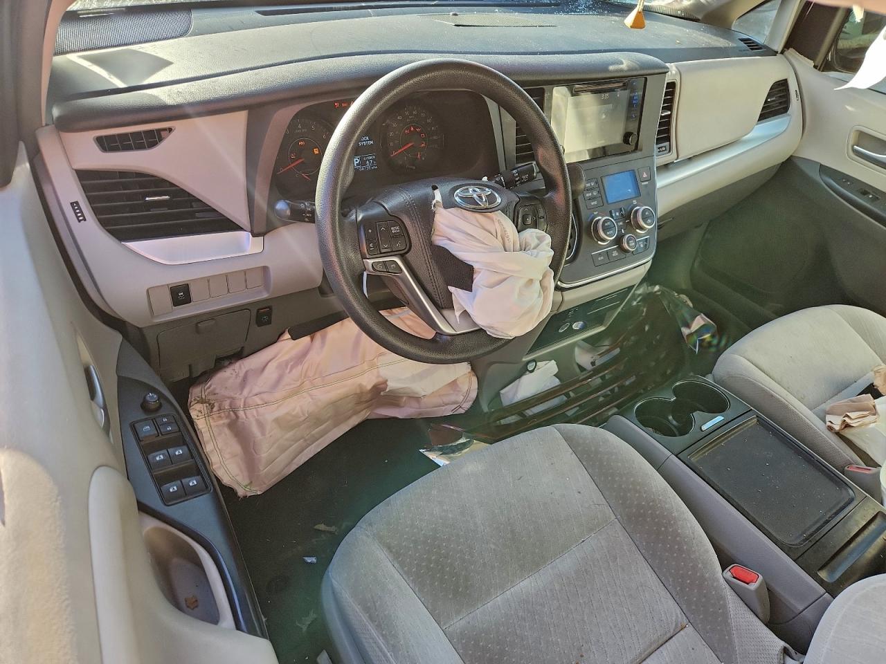 2017 TOYOTA SIENNA LE photo 8