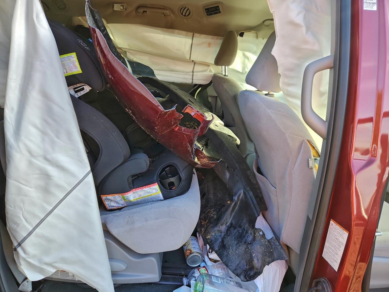 2017 TOYOTA SIENNA LE photo 11