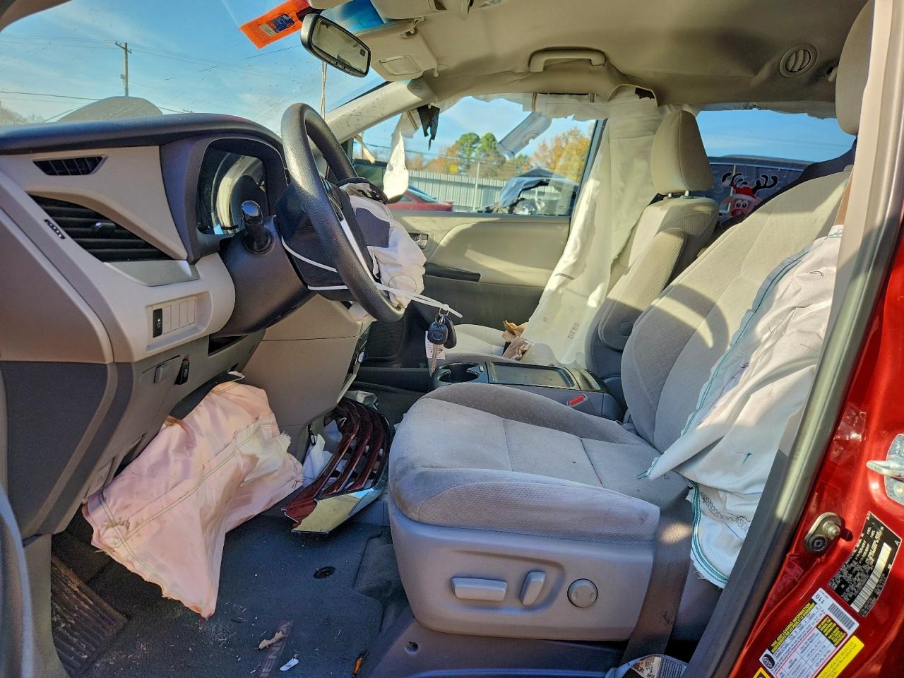 2017 TOYOTA SIENNA LE photo 7
