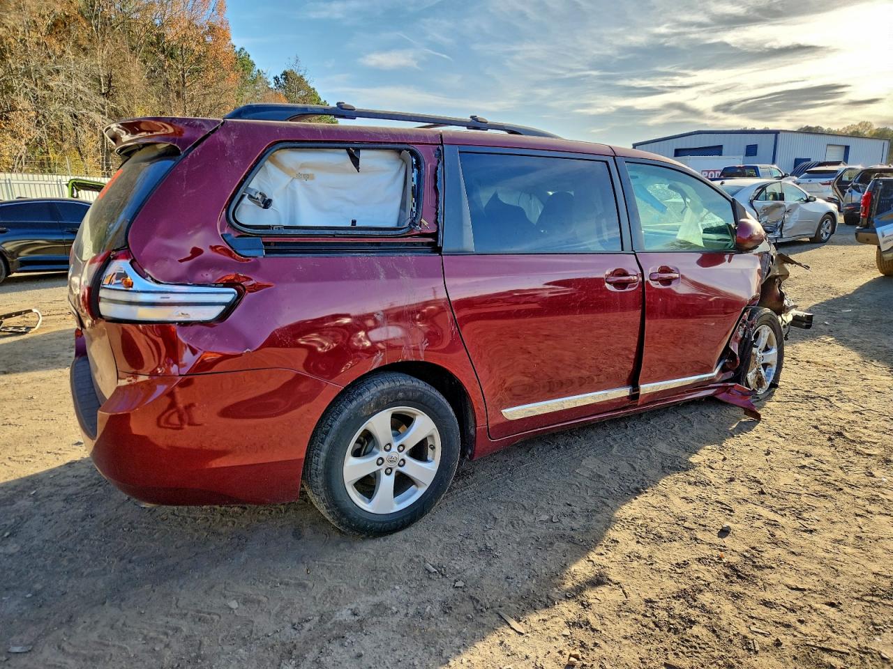 2017 TOYOTA SIENNA LE photo 3