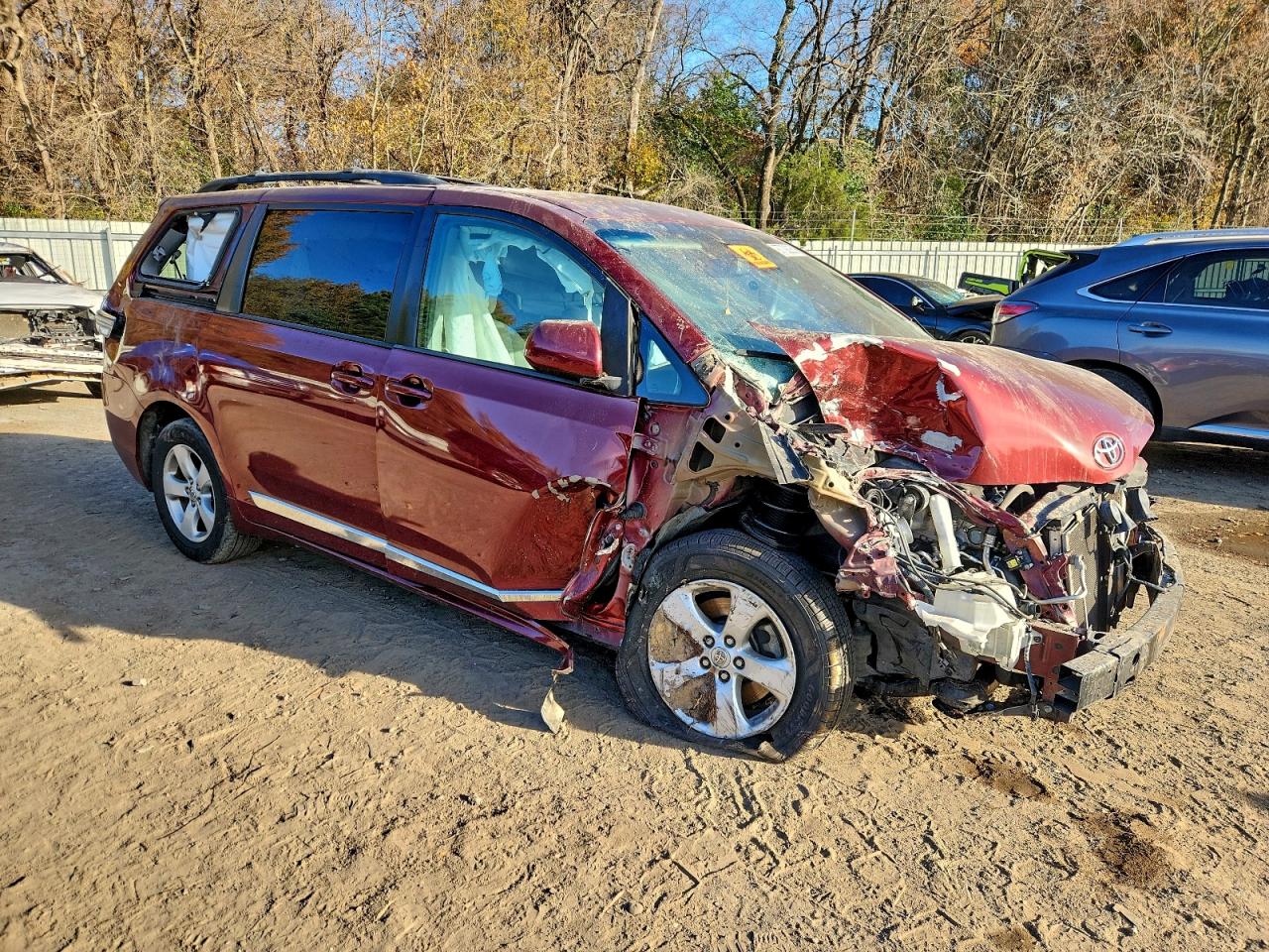 2017 TOYOTA SIENNA LE photo 4