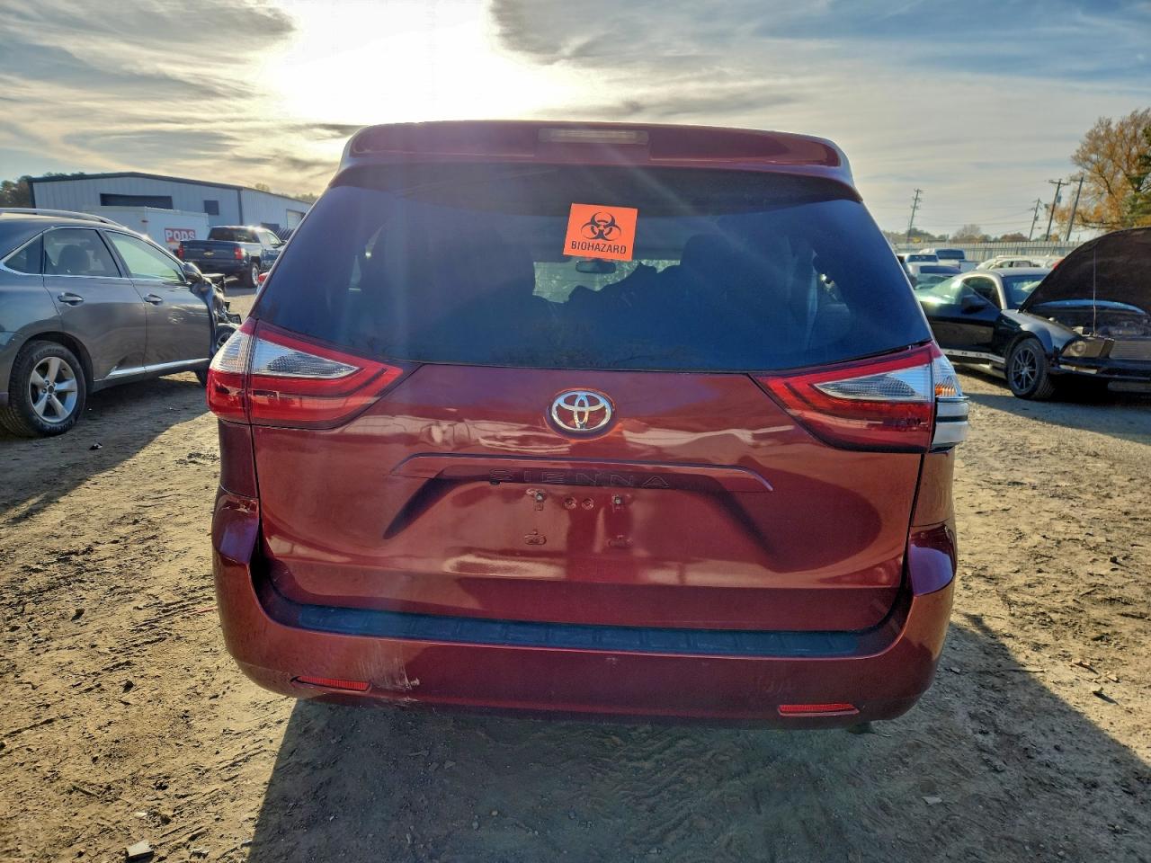 2017 TOYOTA SIENNA LE photo 6