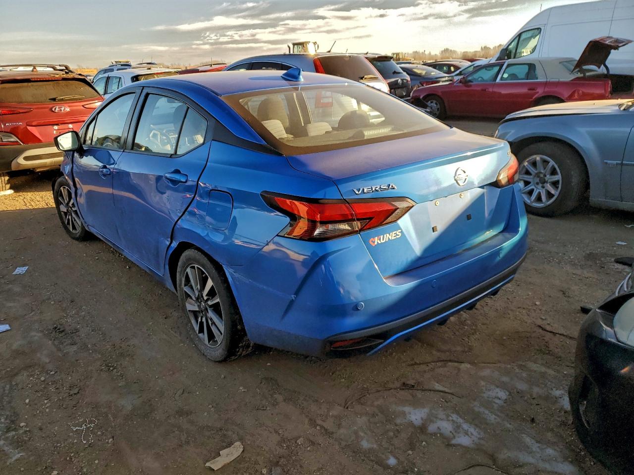 2020 NISSAN VERSA SV photo 3
