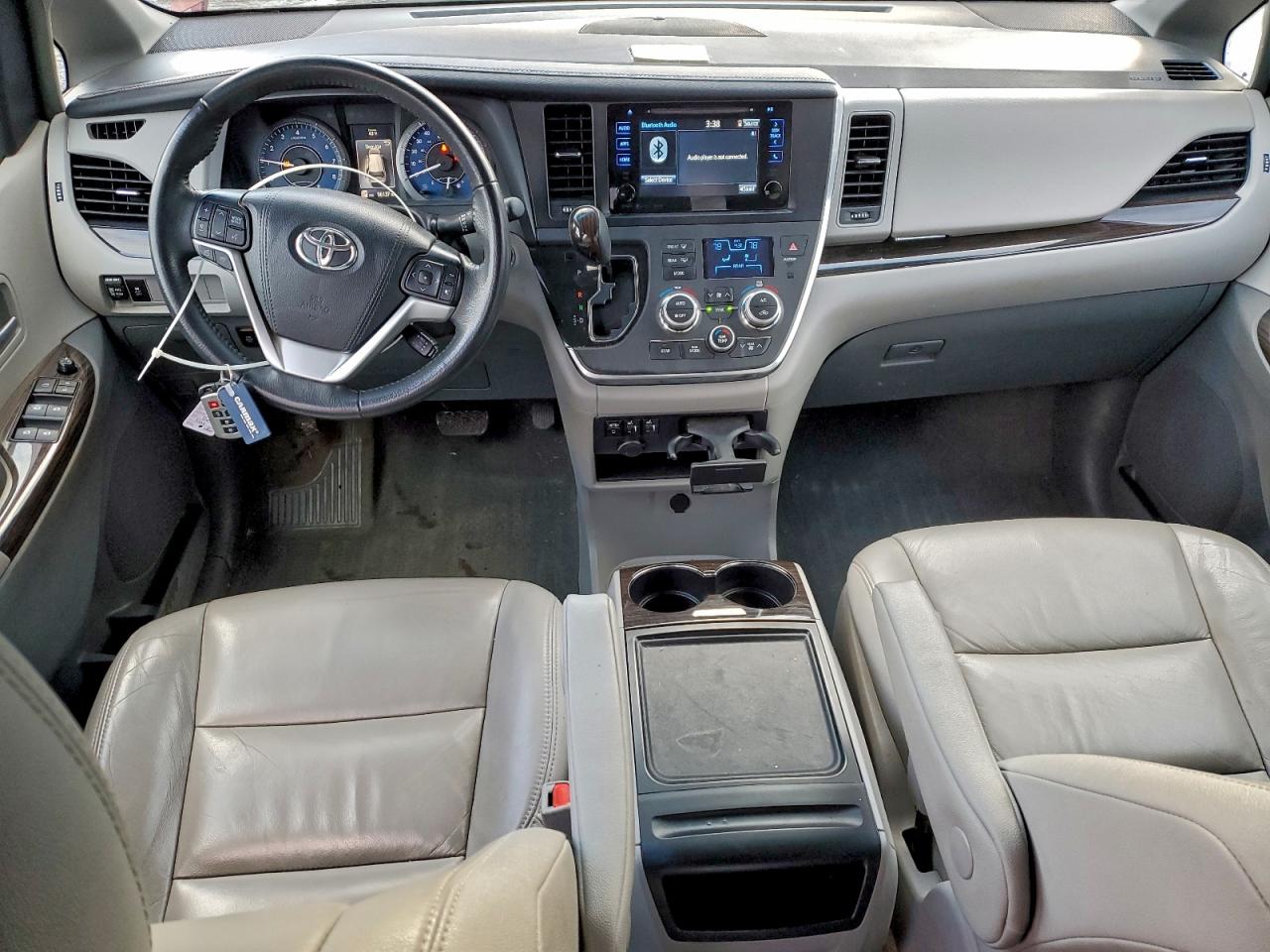 2017 TOYOTA SIENNA XLE photo 8
