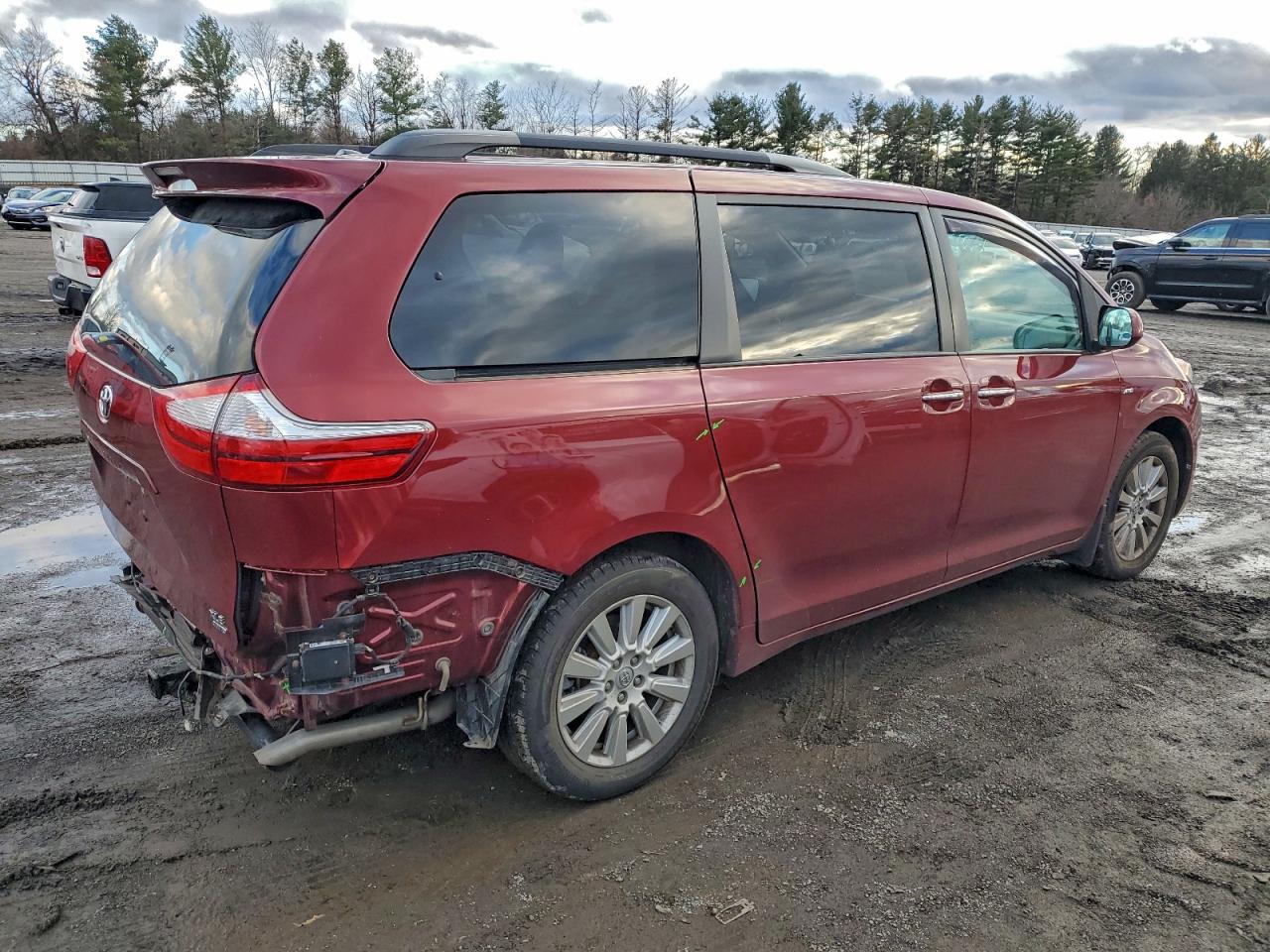 2017 TOYOTA SIENNA XLE photo 3