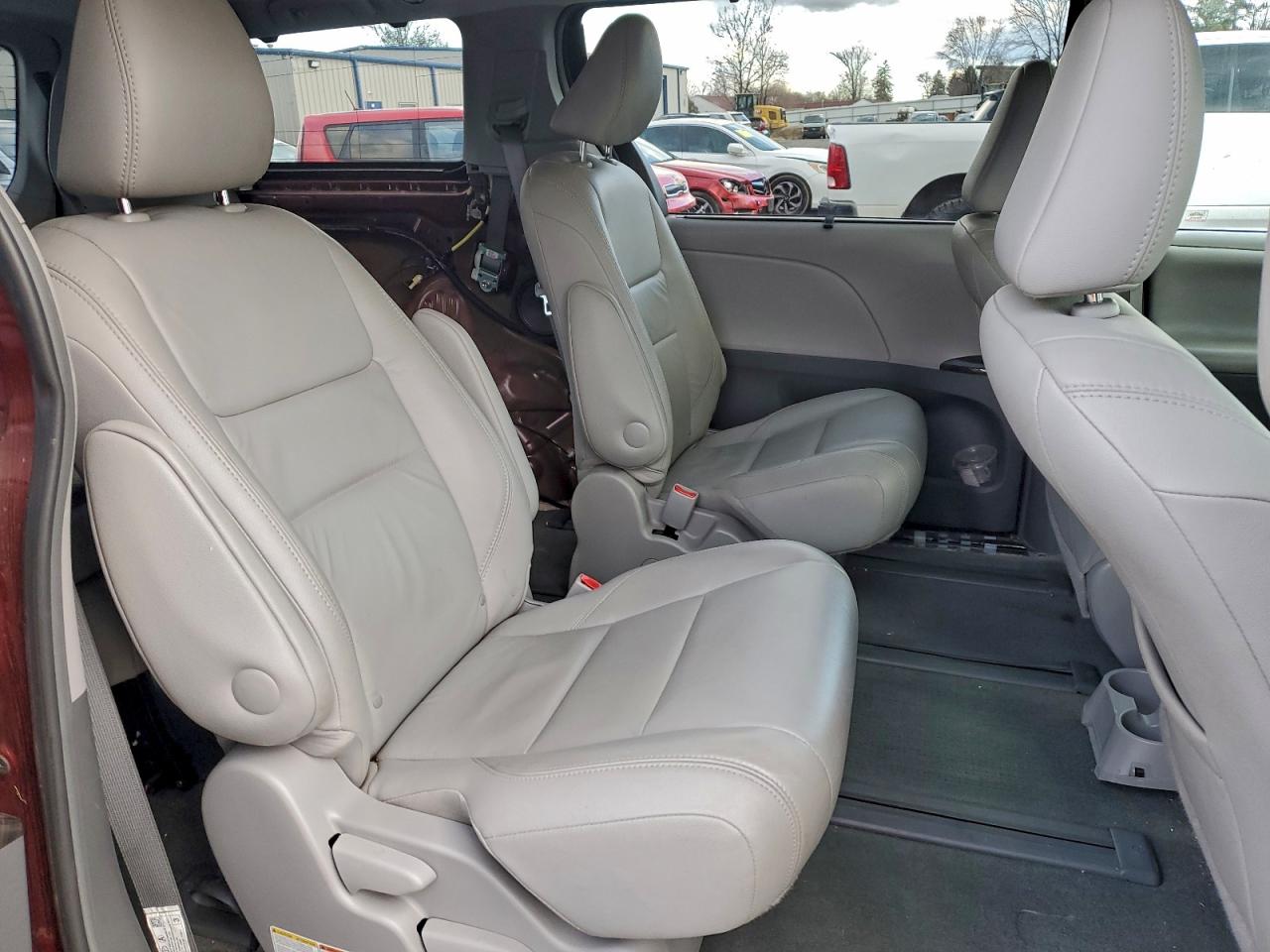 2017 TOYOTA SIENNA XLE photo 11