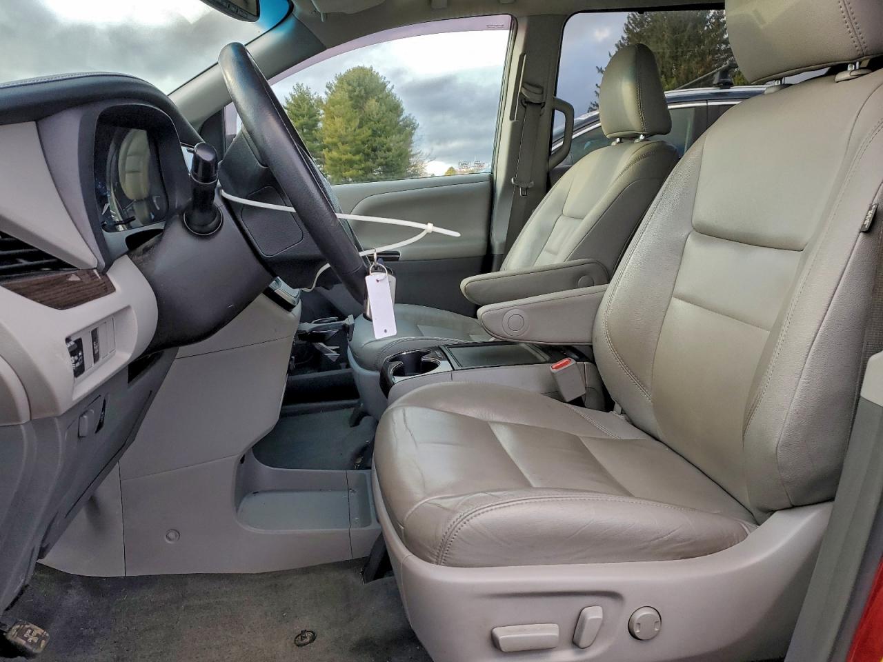 2017 TOYOTA SIENNA XLE photo 7