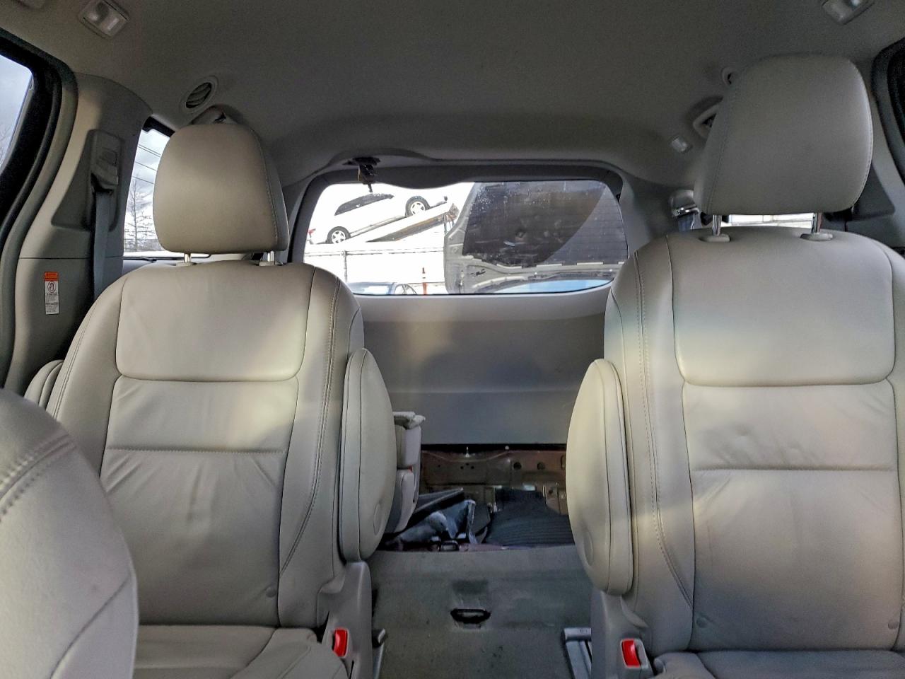 2017 TOYOTA SIENNA XLE photo 10