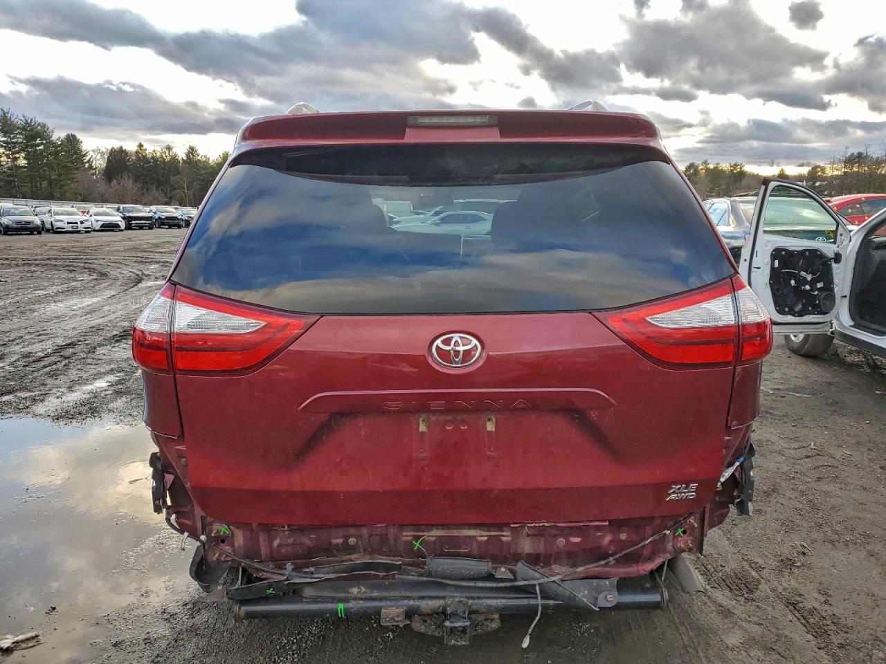 2017 TOYOTA SIENNA XLE photo 6