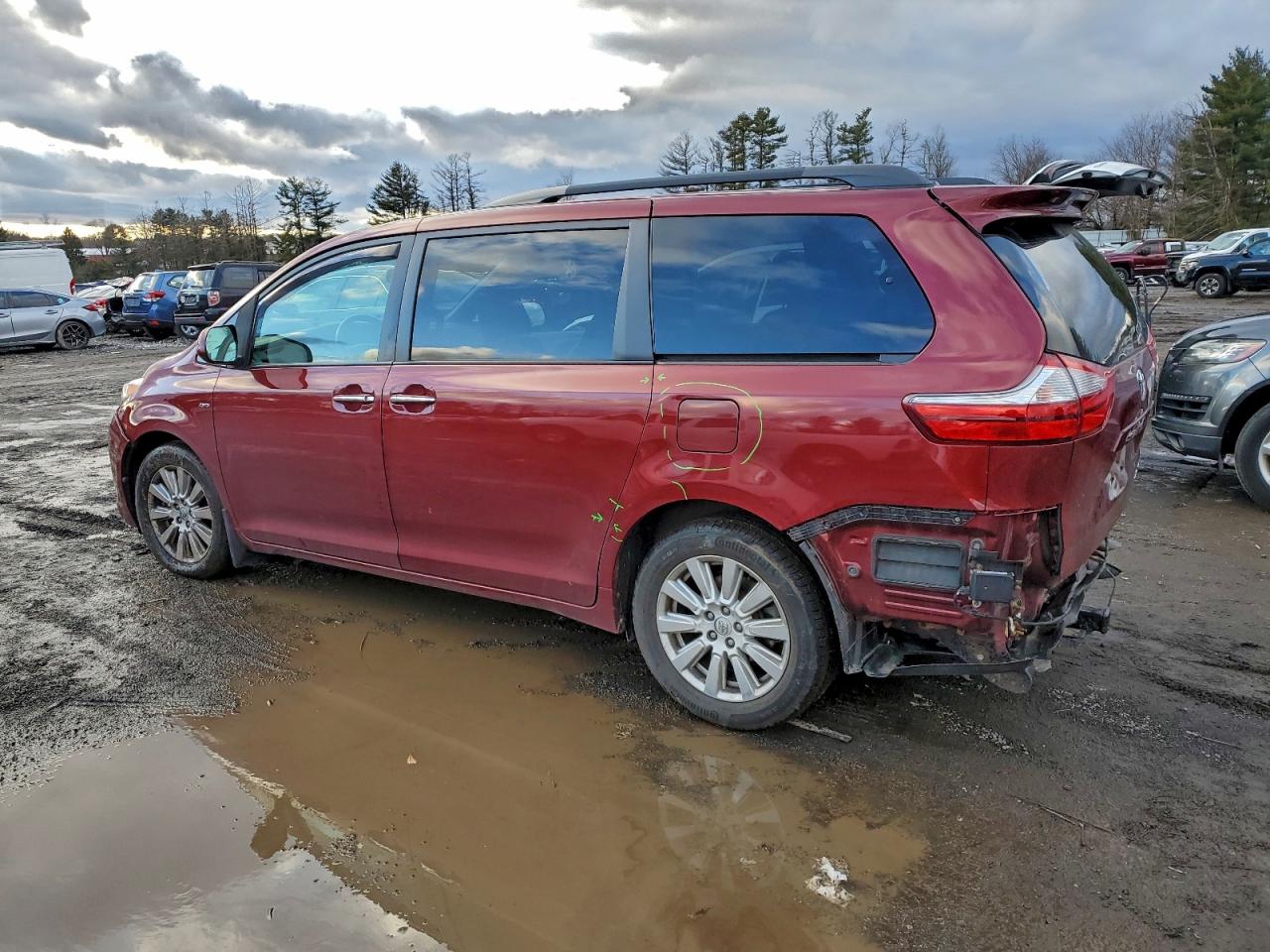 2017 TOYOTA SIENNA XLE photo 2