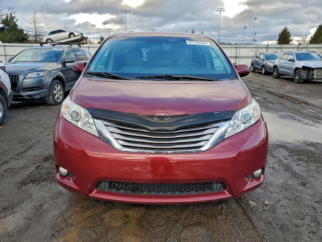 2017 TOYOTA SIENNA XLE photo 5