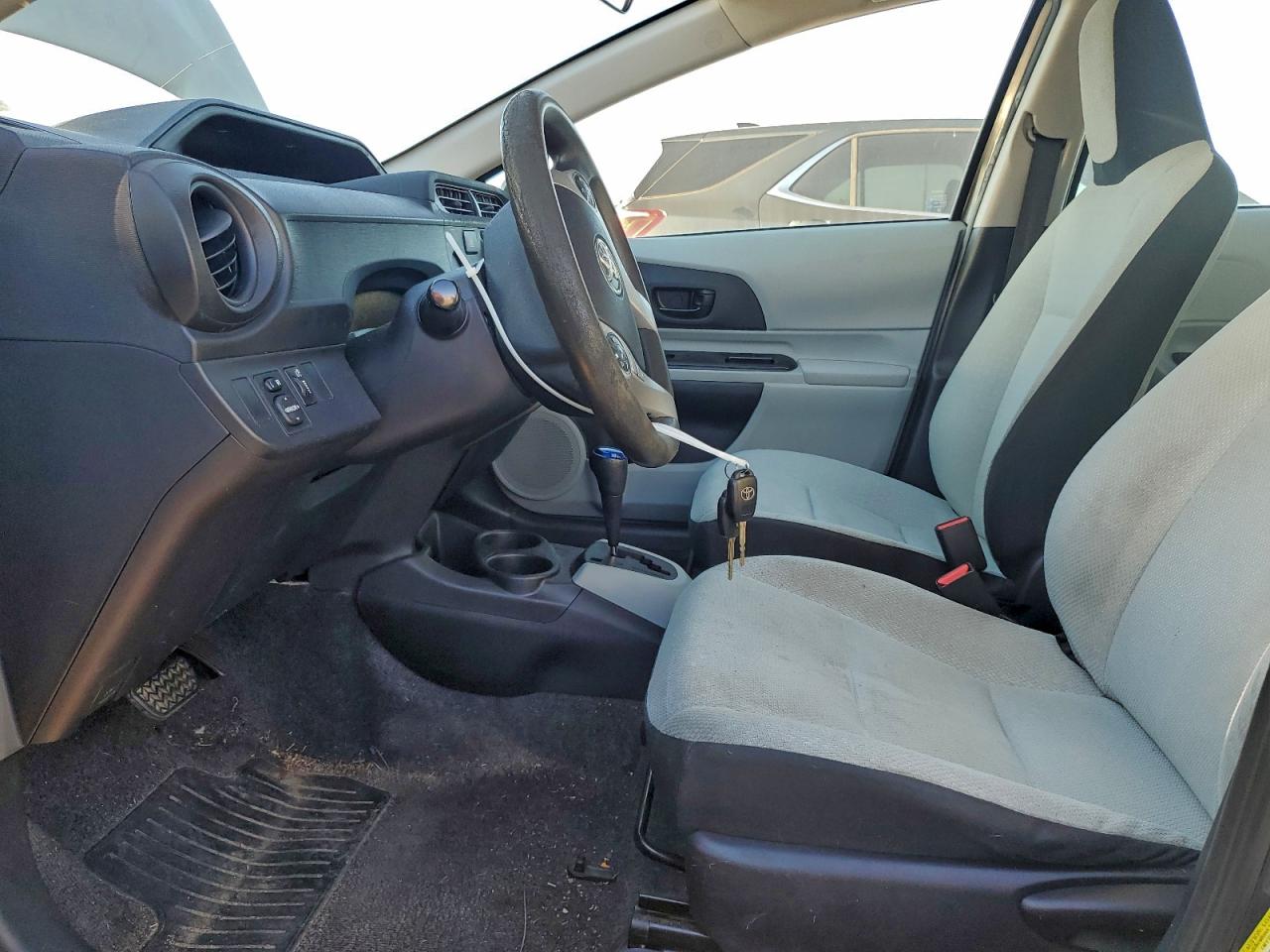 2013 TOYOTA PRIUS C photo 7