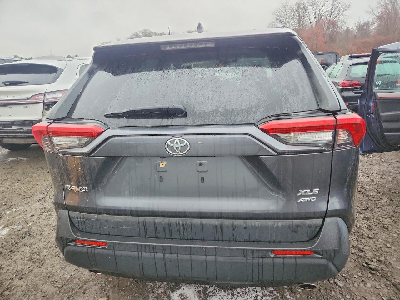 2019 TOYOTA RAV4 XLE photo 6