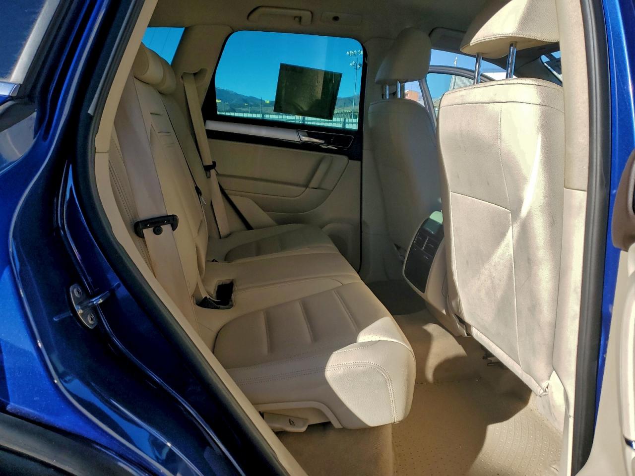 2016 VOLKSWAGEN TOUAREG SPORT photo 10