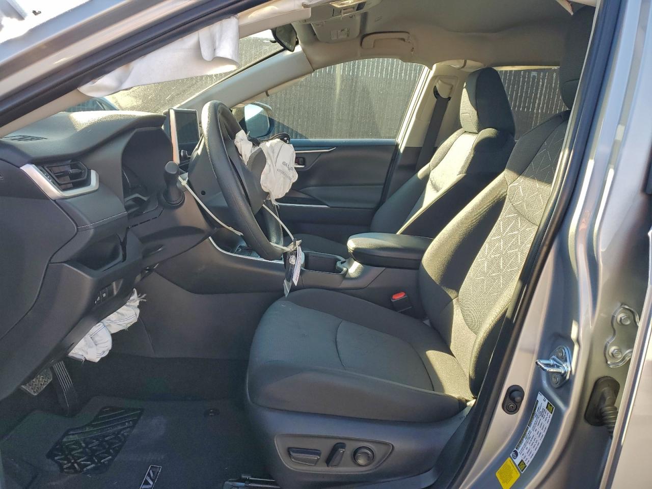 2025 TOYOTA RAV4 XLE photo 7