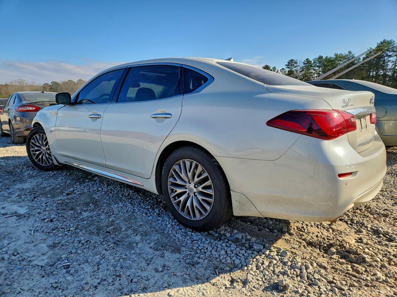 2016 INFINITI Q70L 3.7 photo 2