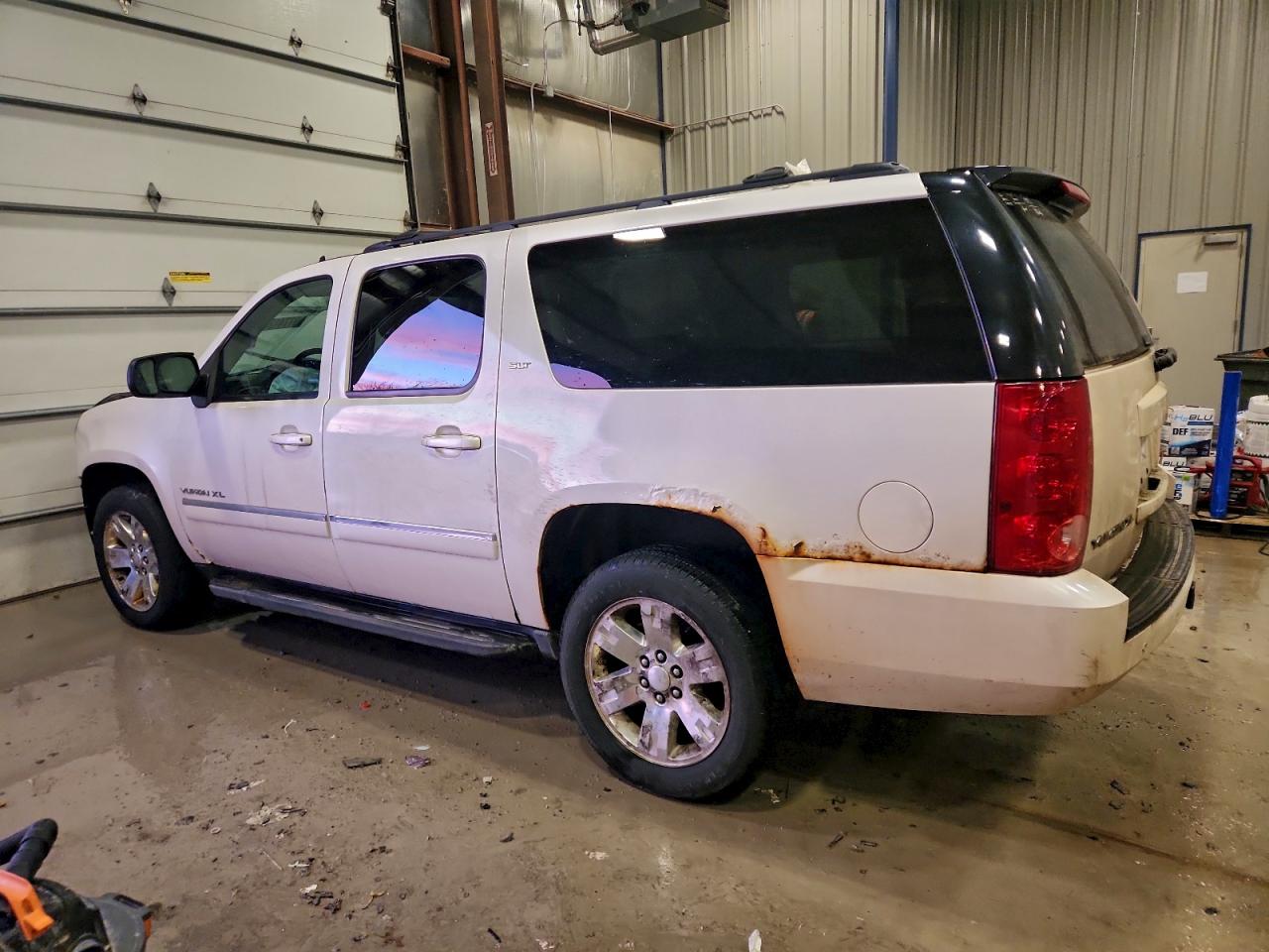 2013 GMC YUKON XL K1500 SLT photo 2