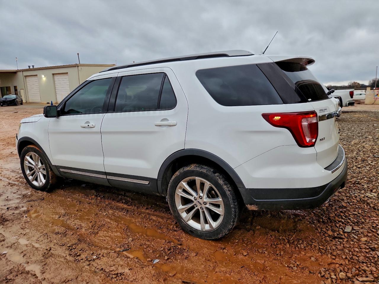 2018 FORD EXPLORER XLT photo 2