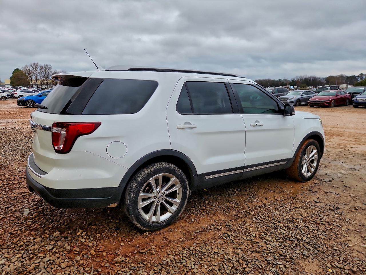 2018 FORD EXPLORER XLT photo 3