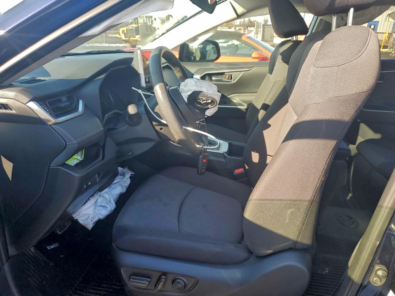 2025 TOYOTA RAV4 XLE photo 7
