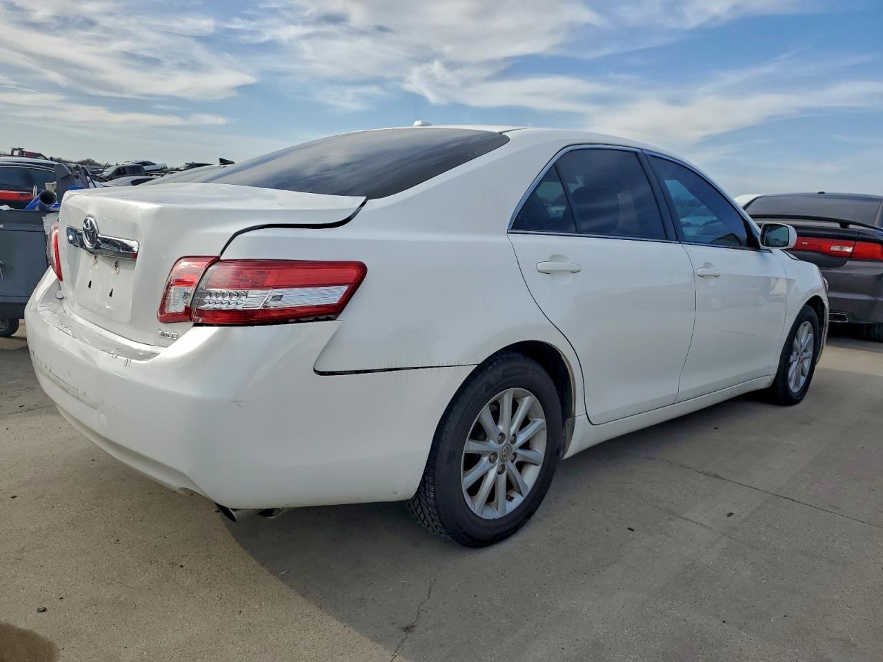 2011 TOYOTA CAMRY BASE photo 3