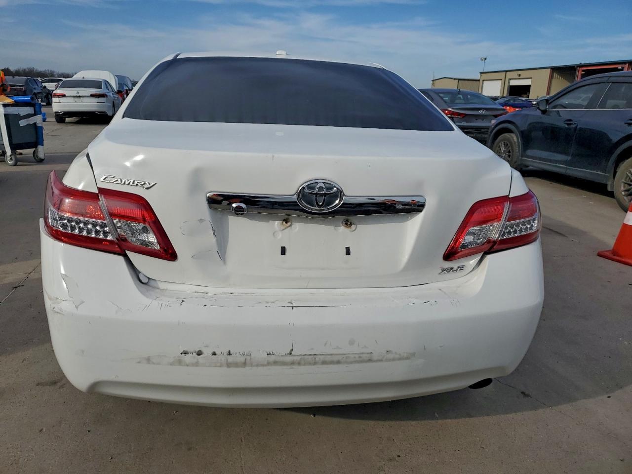 2011 TOYOTA CAMRY BASE photo 6