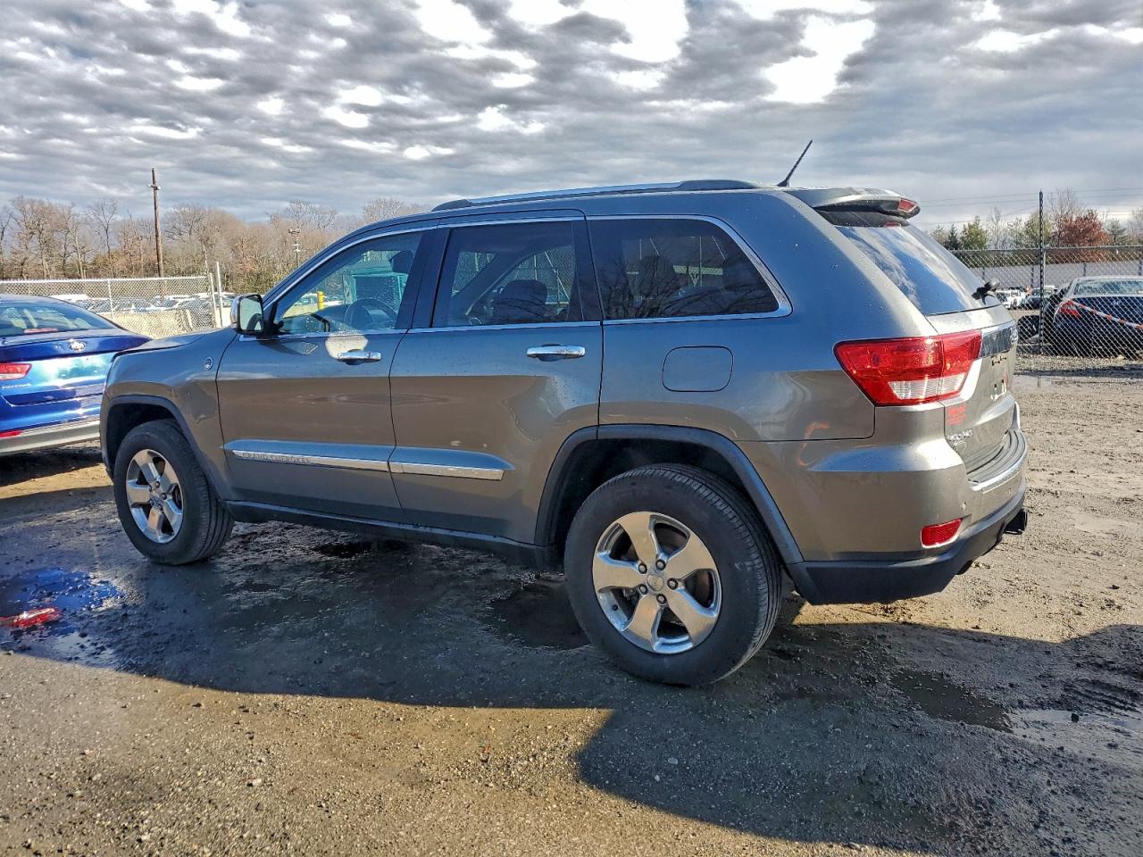 2011 JEEP GRAND CHEROKEE OVERLAND photo 2