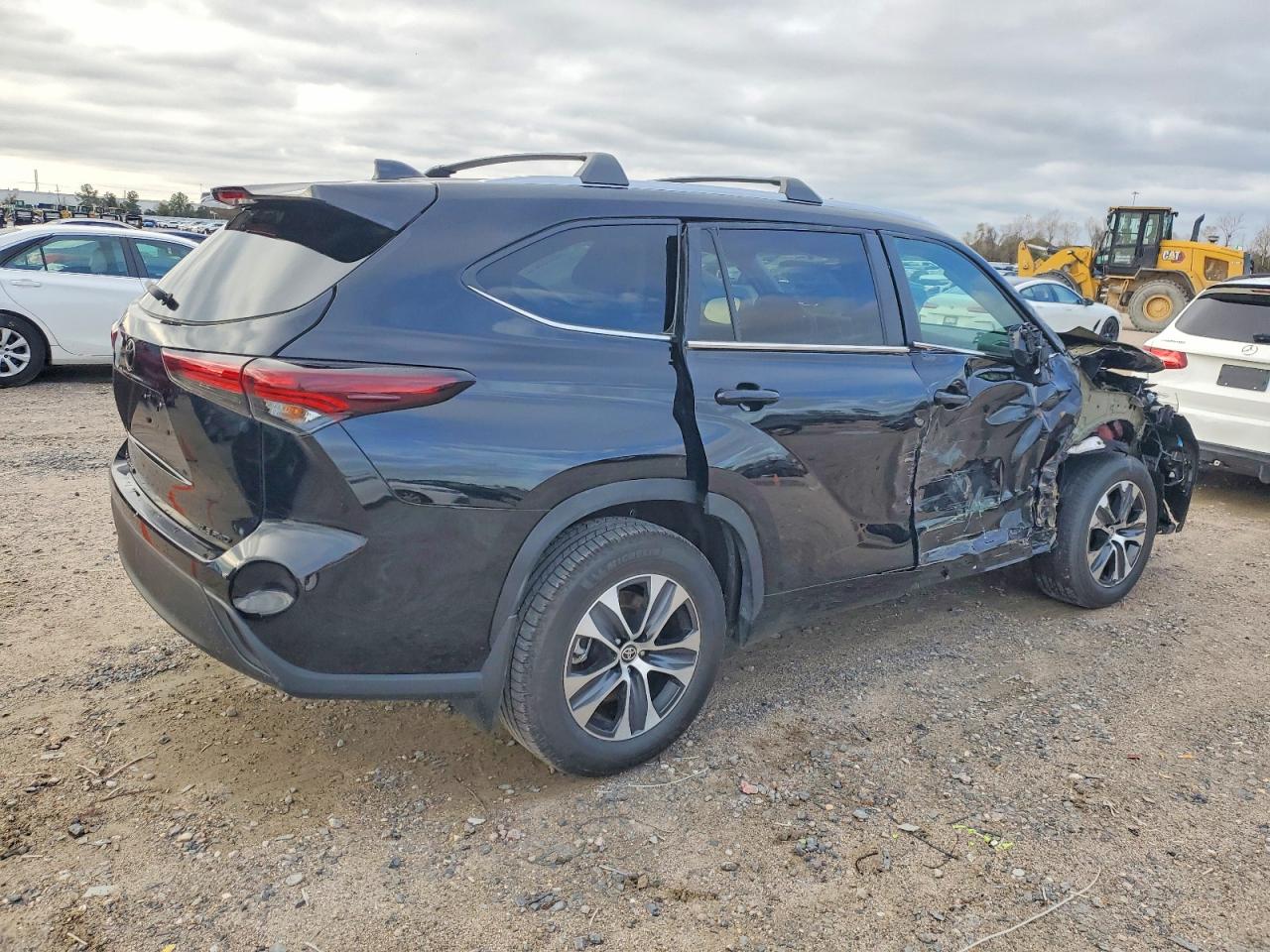 2024 TOYOTA HIGHLANDER LE photo 3