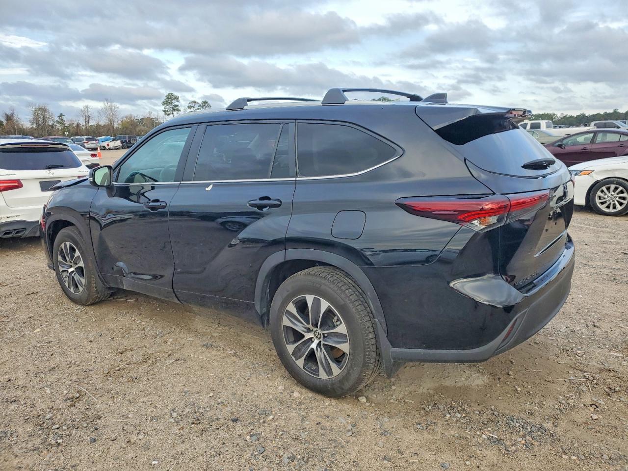 2024 TOYOTA HIGHLANDER LE photo 2